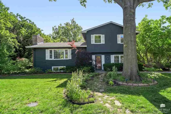 1828 Virginia DR, Manhattan, KS 66502