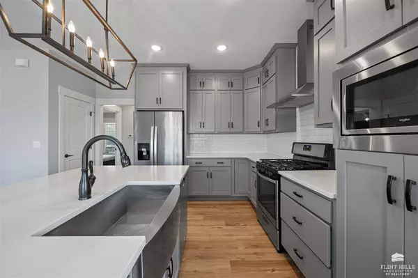 9724 Lavender LN, Manhattan, KS 66502