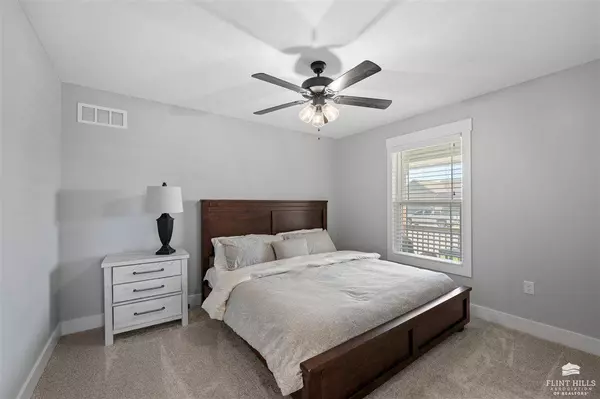 9724 Lavender LN, Manhattan, KS 66502