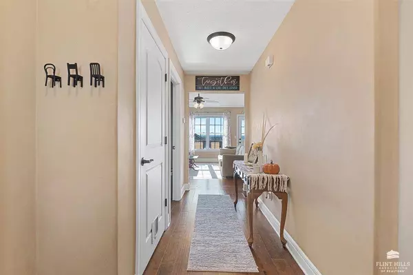 300 Kelly LN, St. George, KS 66535