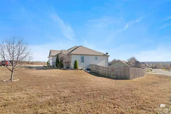 300 Kelly LN, St. George, KS 66535