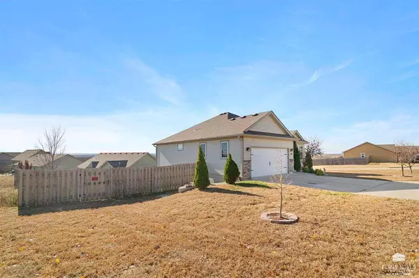 300 Kelly LN, St. George, KS 66535