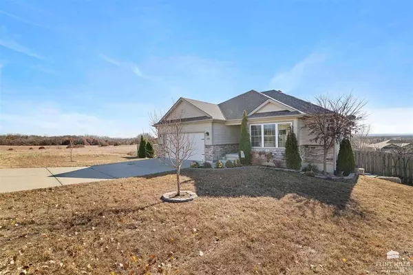 300 Kelly LN, St. George, KS 66535