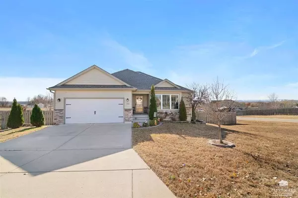 300 Kelly LN, St. George, KS 66535