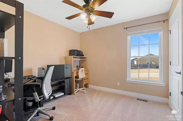 300 Kelly LN, St. George, KS 66535