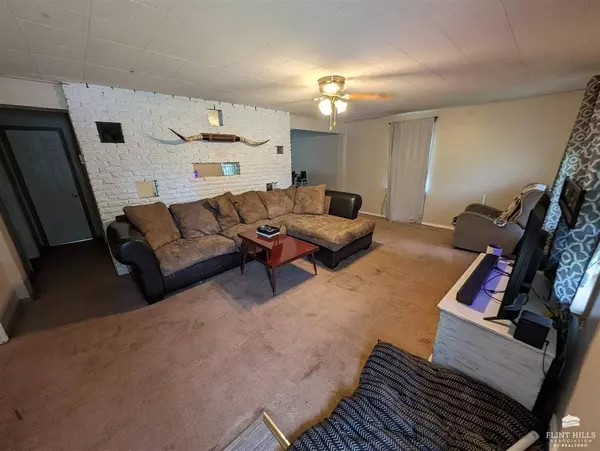 705 Allen RD, Manhattan, KS 66502