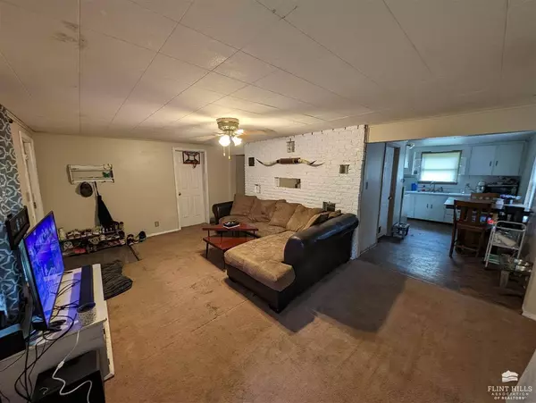 705 Allen RD, Manhattan, KS 66502