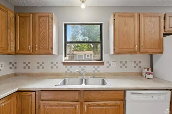 805 Brookwood CIR, Manhattan, KS 66502