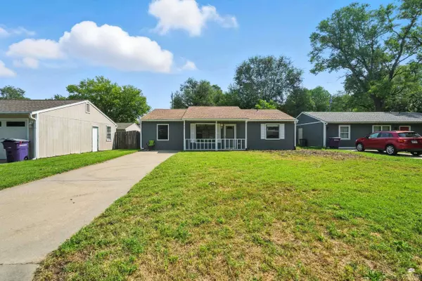 805 Brookwood CIR, Manhattan, KS 66502