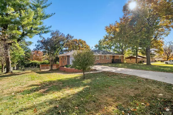 1522 Givens RD, Manhattan, KS 66502