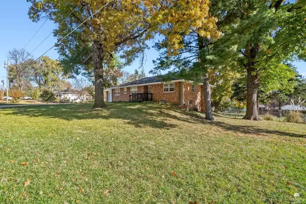 1522 Givens RD, Manhattan, KS 66502