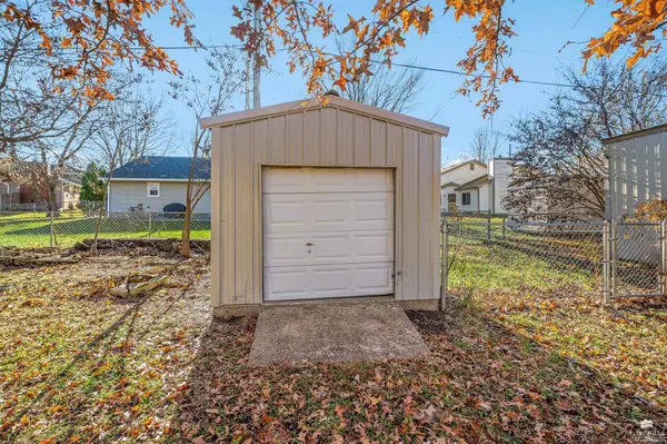 828 Gillespie DR, Manhattan, KS 66502