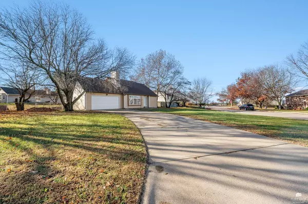 828 Gillespie DR, Manhattan, KS 66502