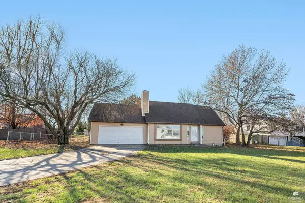 828 Gillespie DR, Manhattan, KS 66502