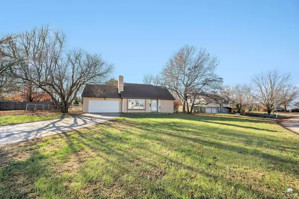 828 Gillespie DR, Manhattan, KS 66502
