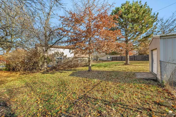 828 Gillespie DR, Manhattan, KS 66502