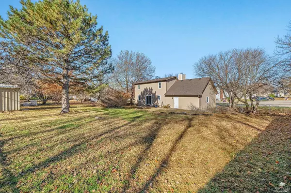 828 Gillespie DR, Manhattan, KS 66502