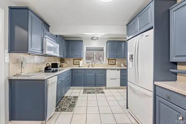 1001 Sycamore LN, Manhattan, KS 66502
