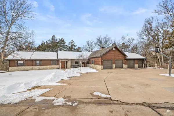 1001 Sycamore LN, Manhattan, KS 66502