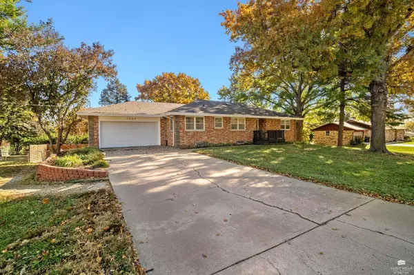 1522 Givens RD, Manhattan, KS 66503