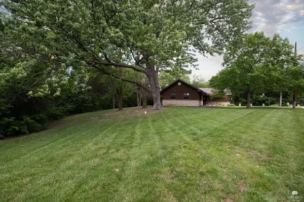 1001 Sycamore LN, Manhattan, KS 66502