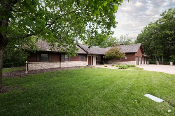 1001 Sycamore LN, Manhattan, KS 66502
