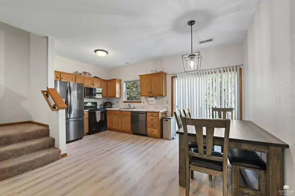 802 Oakbrook PL, Manhattan, KS 66502
