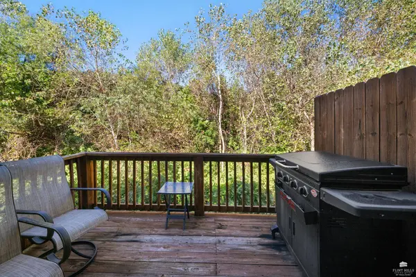 802 Oakbrook PL, Manhattan, KS 66502