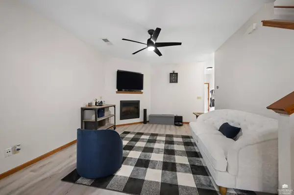 802 Oakbrook PL, Manhattan, KS 66502