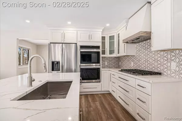 1800 CHARM Court, Rochester Hills, MI 48306