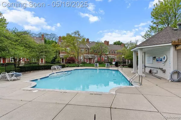 1540 MARYLAND CLUB Drive 82, Royal Oak, MI 48067