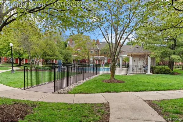 1540 MARYLAND CLUB Drive 82, Royal Oak, MI 48067