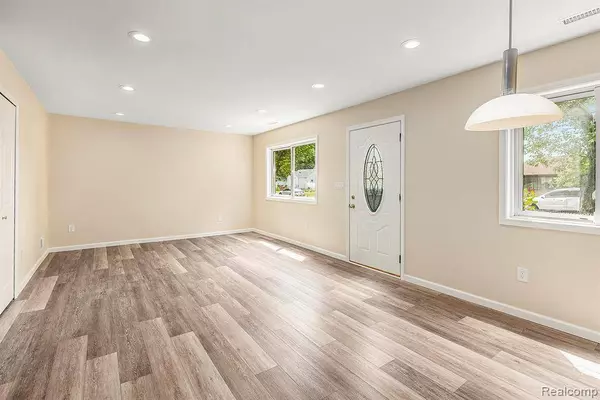 27336 Alger Boulevard, Madison Heights, MI 48071