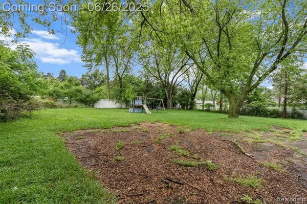 750 W Square Lake Road, Troy, MI 48098