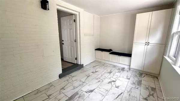 19331 Kingsville Street, Harper Woods, MI 48225