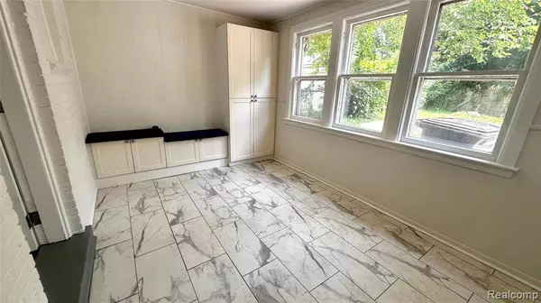 19331 Kingsville Street, Harper Woods, MI 48225