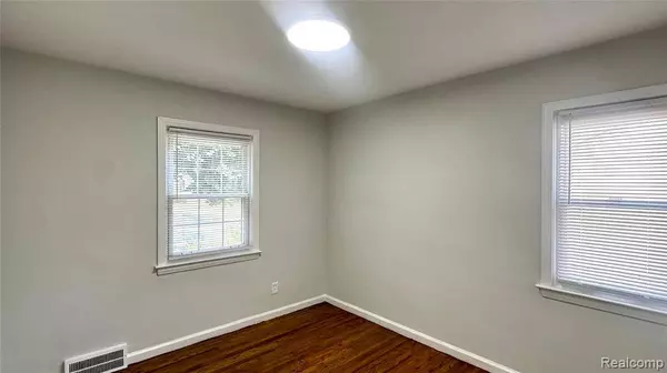 19331 Kingsville Street, Harper Woods, MI 48225