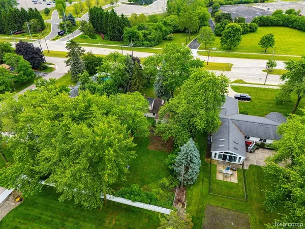 750 W Square Lake Road, Troy, MI 48098