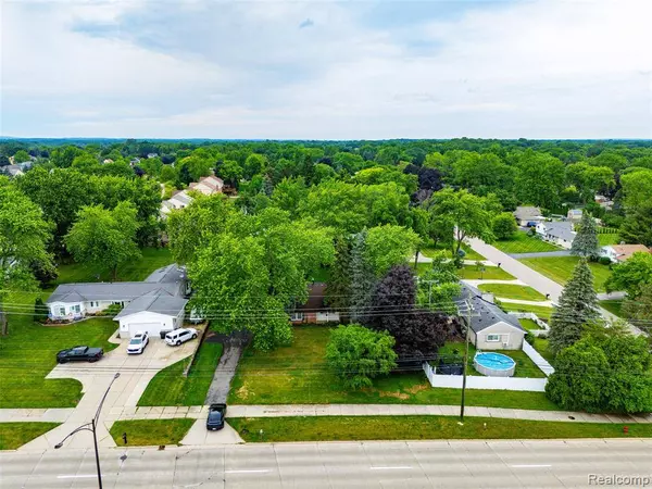 750 W Square Lake Road, Troy, MI 48098