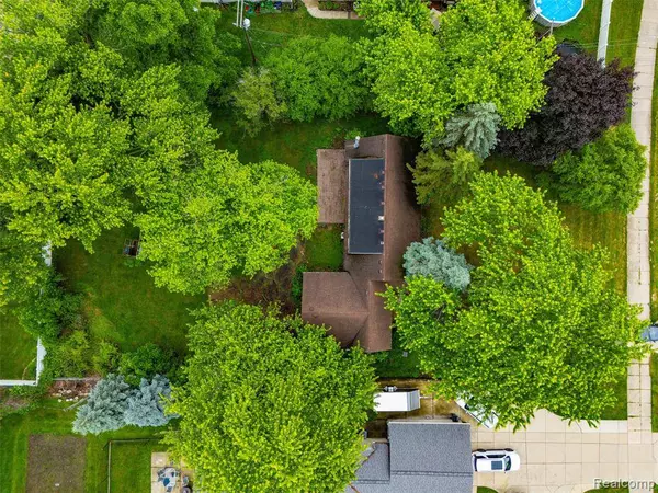 750 W Square Lake Road, Troy, MI 48098