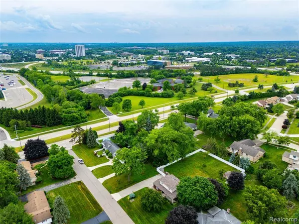 750 W Square Lake Road, Troy, MI 48098