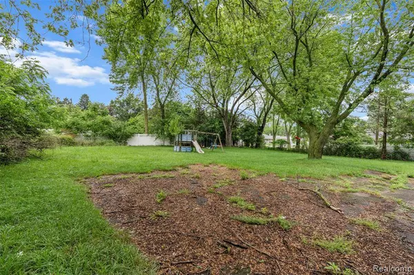 750 W Square Lake Road, Troy, MI 48098