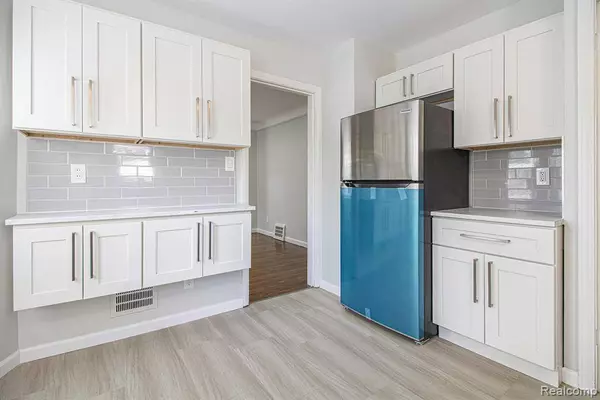 19331 Kingsville Street, Harper Woods, MI 48225