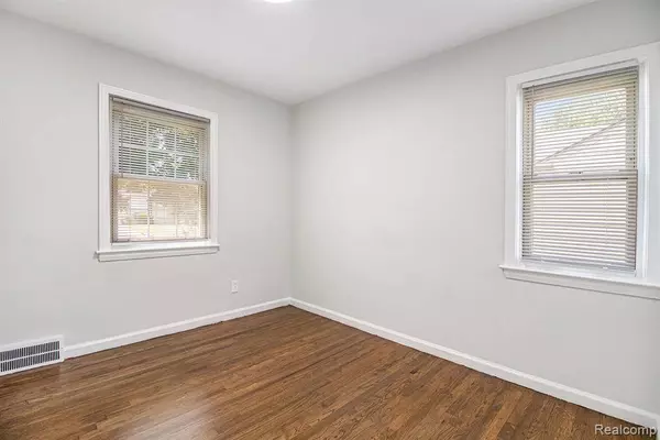 19331 Kingsville Street, Harper Woods, MI 48225