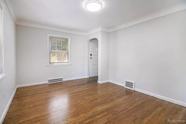 19331 Kingsville Street, Harper Woods, MI 48225