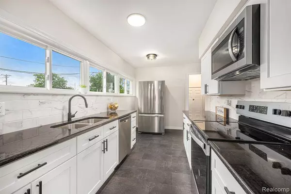 22252 Dale Allen Street, Clinton Twp, MI 48035