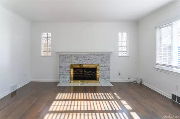 8153 Racine RD, Warren, MI 48093