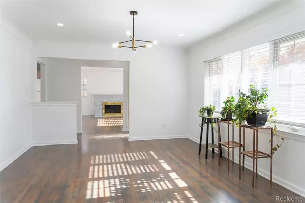 8153 Racine RD, Warren, MI 48093