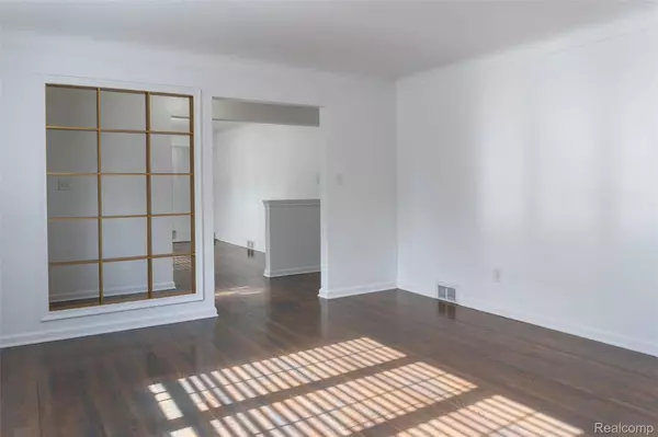 8153 Racine RD, Warren, MI 48093