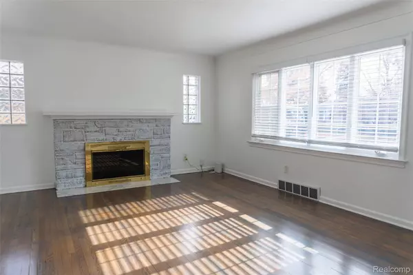 8153 Racine RD, Warren, MI 48093